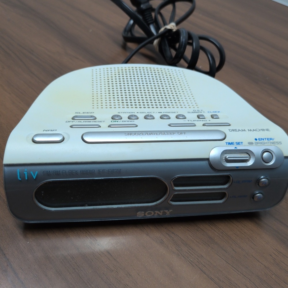 Sony ICF-C273 LIV vintage Dream Machine dual alarm clock radio AM/FM